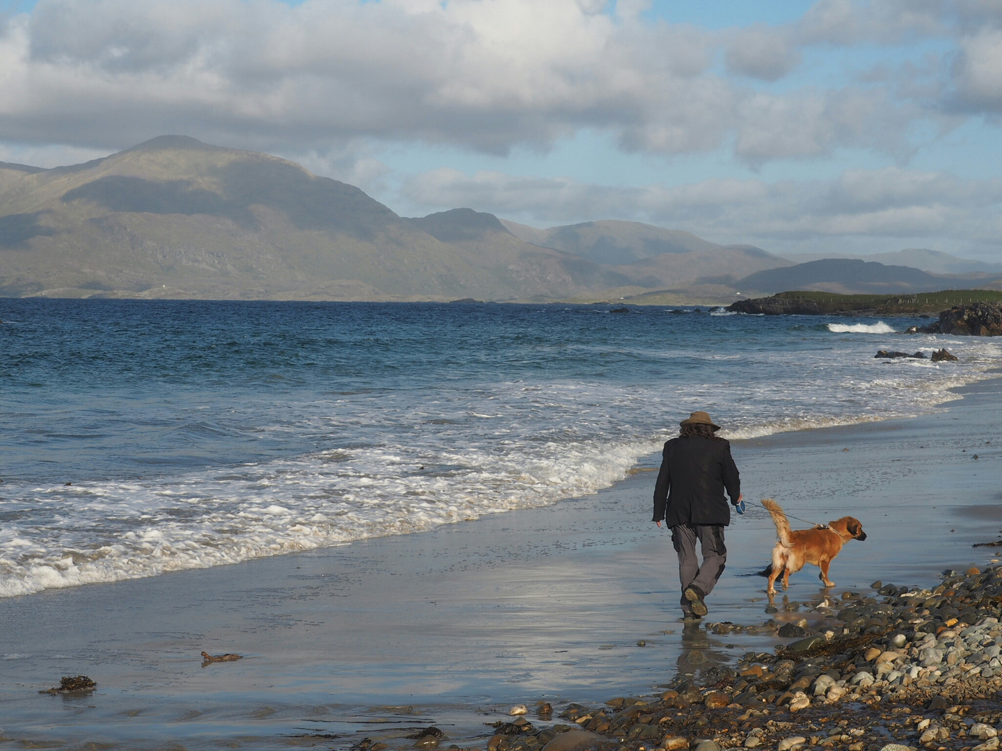 mit Hut und Hund am Strand