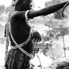 Mit Kaurimuscheln geschmücktes Lobi Mädchen, Burkino Faso