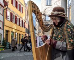 mit klammen Fingern