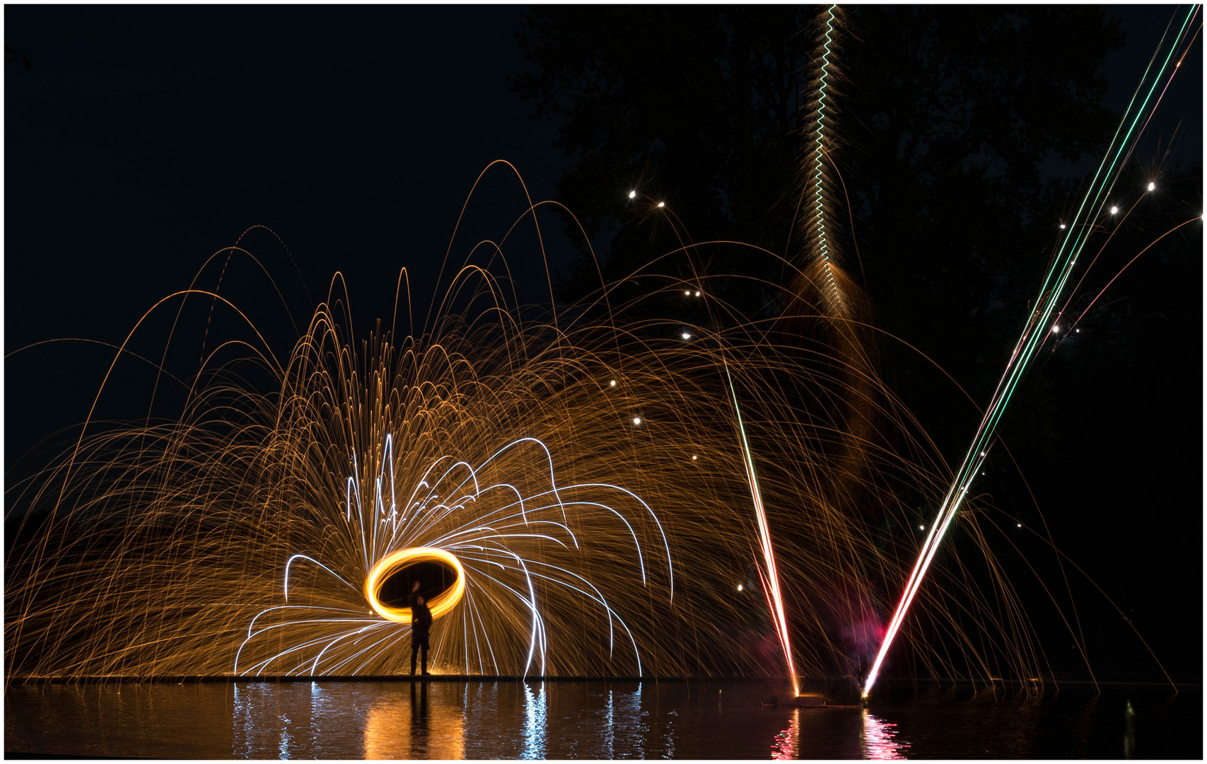 mit kleinem Feuerwerk