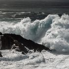 Mit krachendem Donner brechen sich die Wellen an der Küste