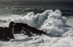 Mit krachendem Donner brechen sich die Wellen an der Küste