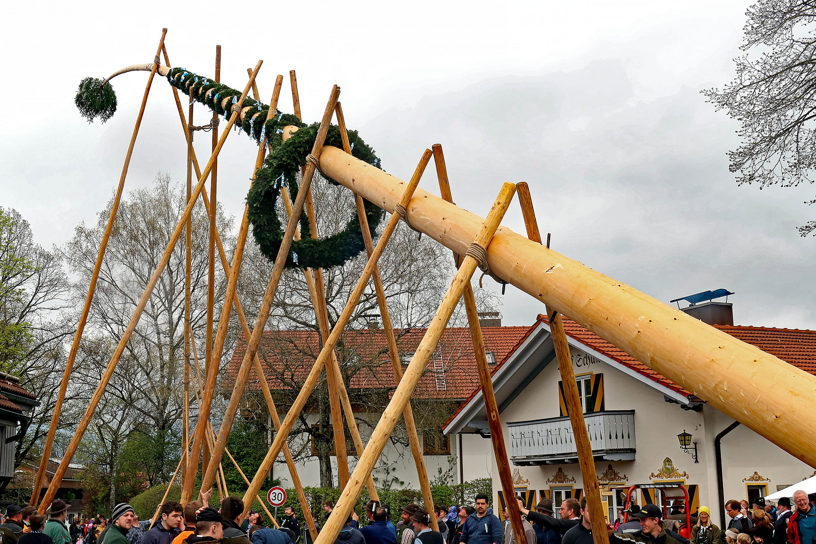 Mit Kraft und Können kam er langsam in die Senkrechte