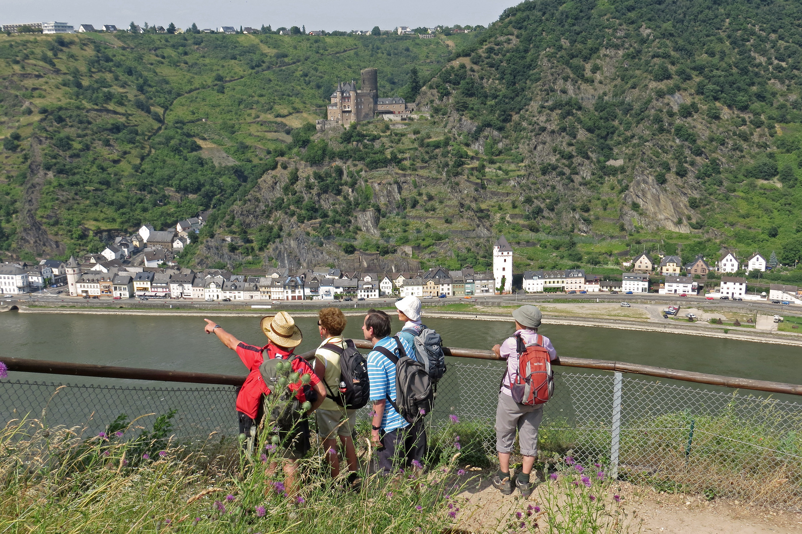 mit Mirko gegenüber der Burg Katz