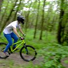 Mit Mountainbike durch den Wald