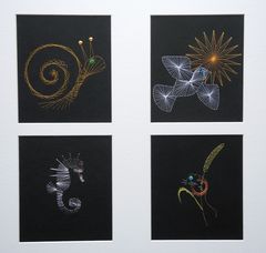 Mit Nadel, farbigem Nähgarn und Pailletten auf schwarzem Tonpapier - Fadenbilder