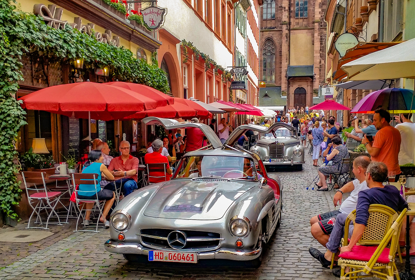 Mit offenen Flügeln durch die Altstadt von Heidelberg