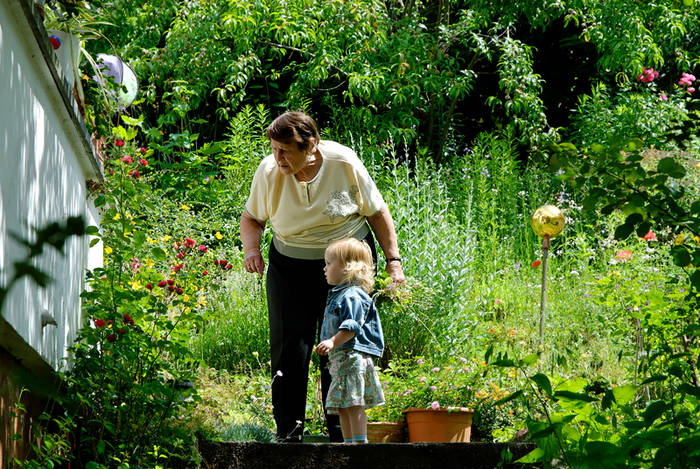 Mit Oma im Garten