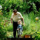 Mit Oma im Garten