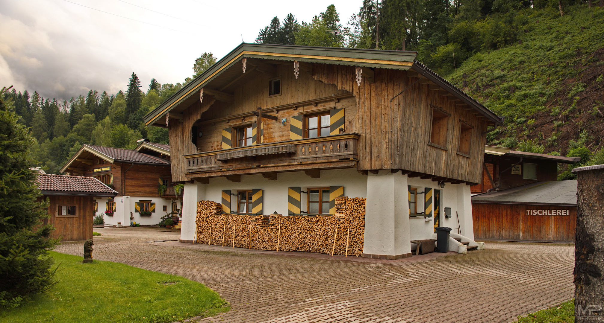 Mit ordentlich Holz vor der Tür ..