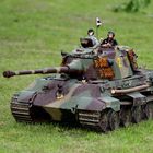 Mit Panzer auf dem "Schlachtfeld" in Nachbars Garten