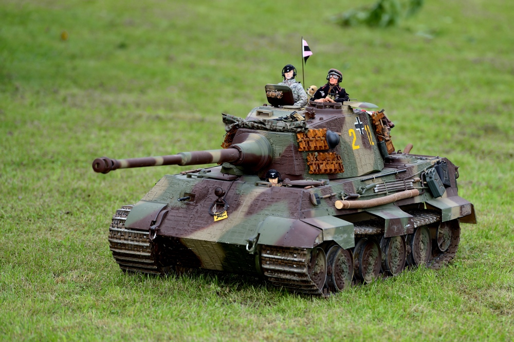 Mit Panzer auf dem "Schlachtfeld" in Nachbars Garten