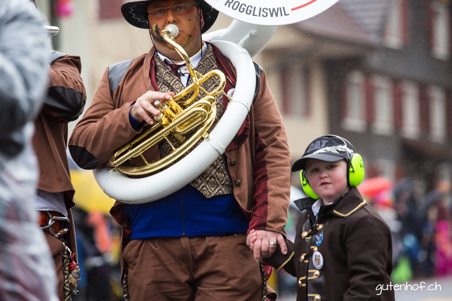 Mit Papa am Fasnachtsumzug