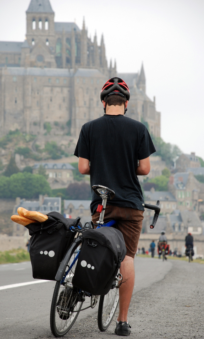 mit Rad und Baguette am Mont St-Michel