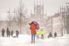 Mit Regenschirm gegen den Winter