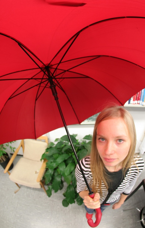Mit Regenschirm im Büro