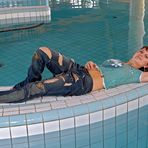  Mit Ripped-Jeans und Pantyhose in der Schwimmhalle - IV