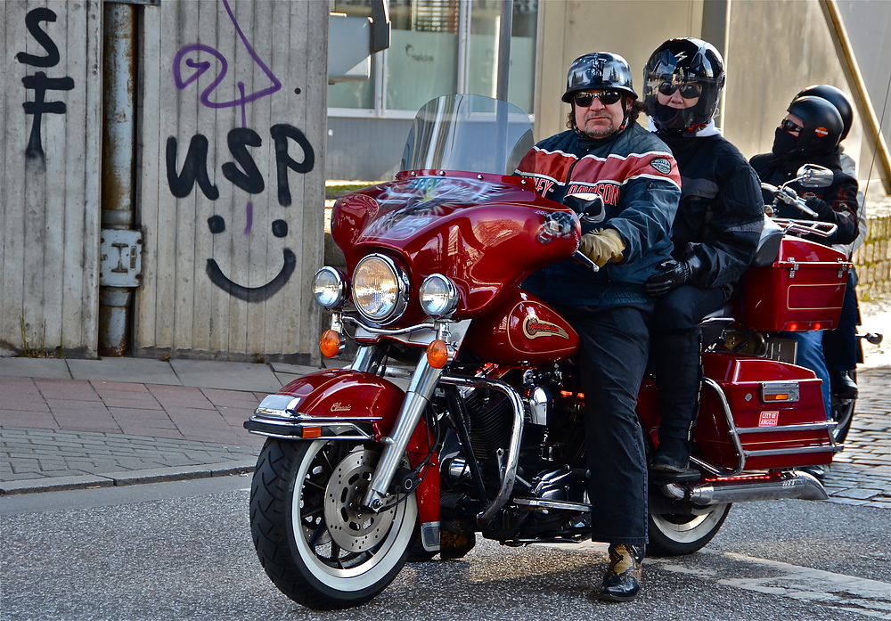 Mit roter Harley durch Hamburg