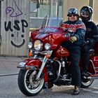 Mit roter Harley durch Hamburg