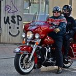 Mit roter Harley durch Hamburg