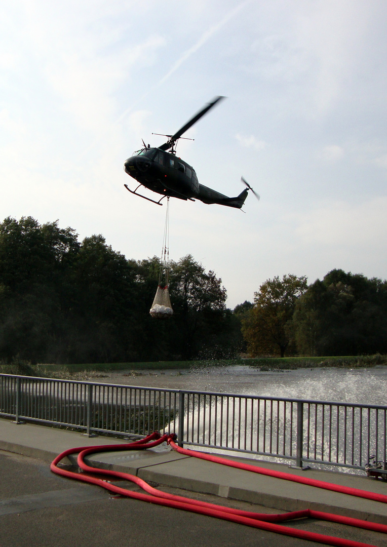 mit Sandsäcken im Anflug