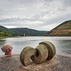 Mit Schirm, Skulptur und Mäuseturm | Bingen