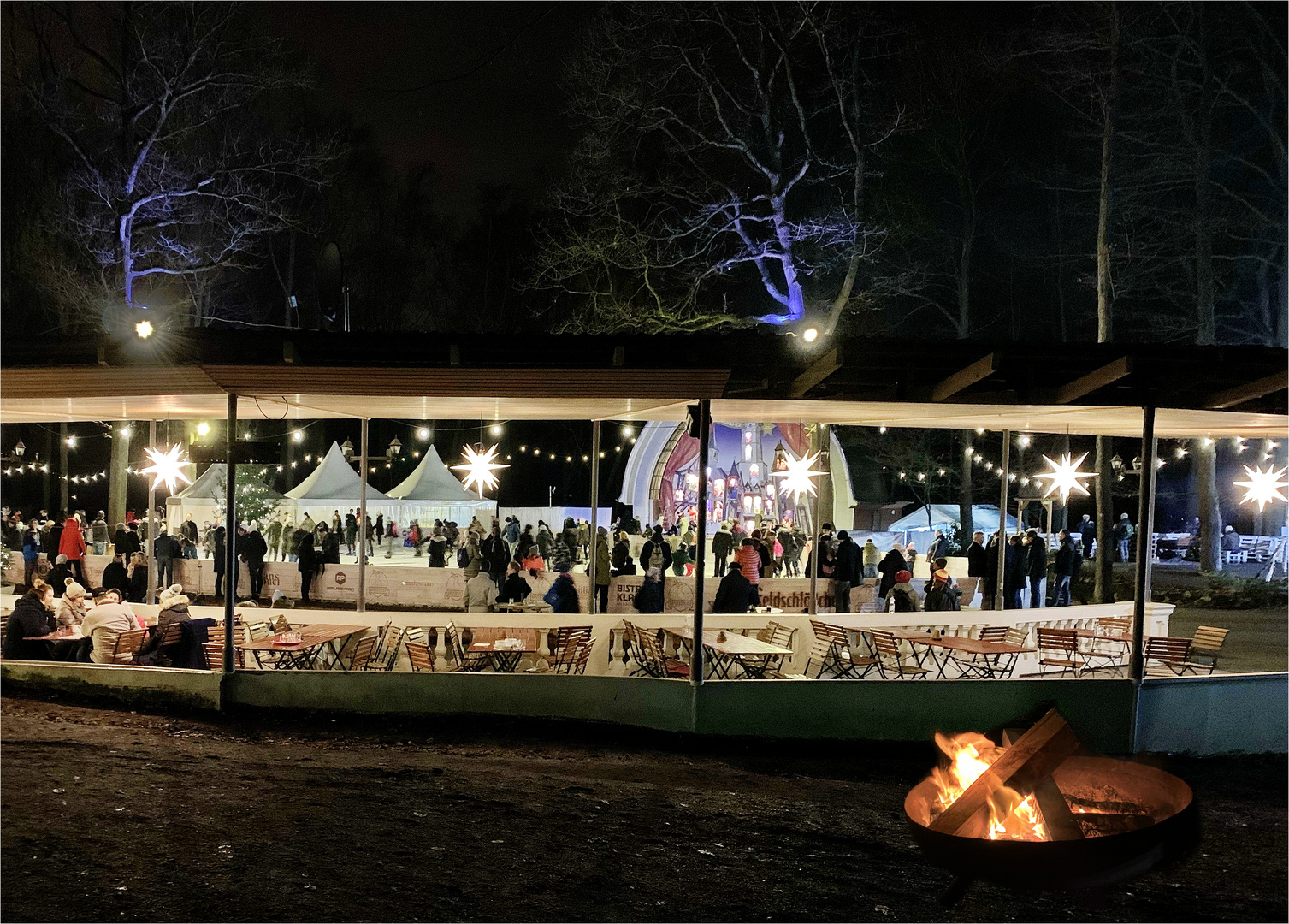 Mit Schlittschuhen, Glühwein und Walzermusik in das neue Jahr.