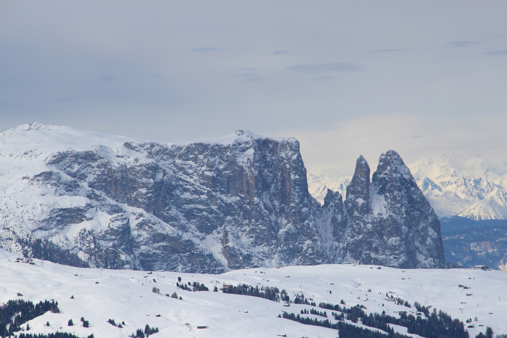 Mit Schnee bedeckt - Die Seiser Alm mit Schlern, Santner und Euringer Spitze im Winter