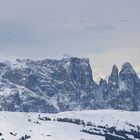 Mit Schnee bedeckt - Die Seiser Alm mit Schlern, Santner und Euringer Spitze im Winter