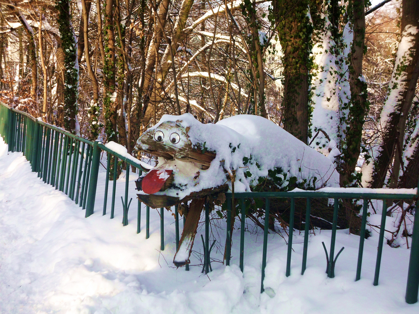 Mit Schnee bedeckt