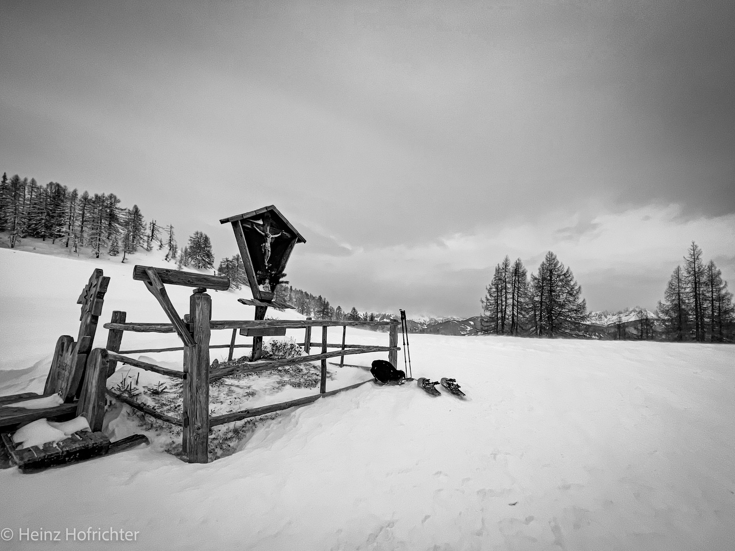 Mit Schneeschuh im Wintersturm