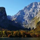 Mit schönen herbstlichen Farben ist die Watzmann Ostwand eingerahmt.