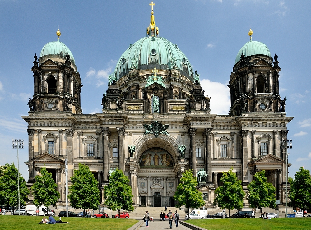 Mit seiner markanten Kuppel ist der mächtige Berliner Dom im Zentrum Berlins kaum zu übersehen.