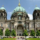 Mit seiner markanten Kuppel ist der mächtige Berliner Dom im Zentrum Berlins kaum zu übersehen.