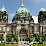 Mit seiner markanten Kuppel ist der mächtige Berliner Dom im Zentrum Berlins kaum zu übersehen.