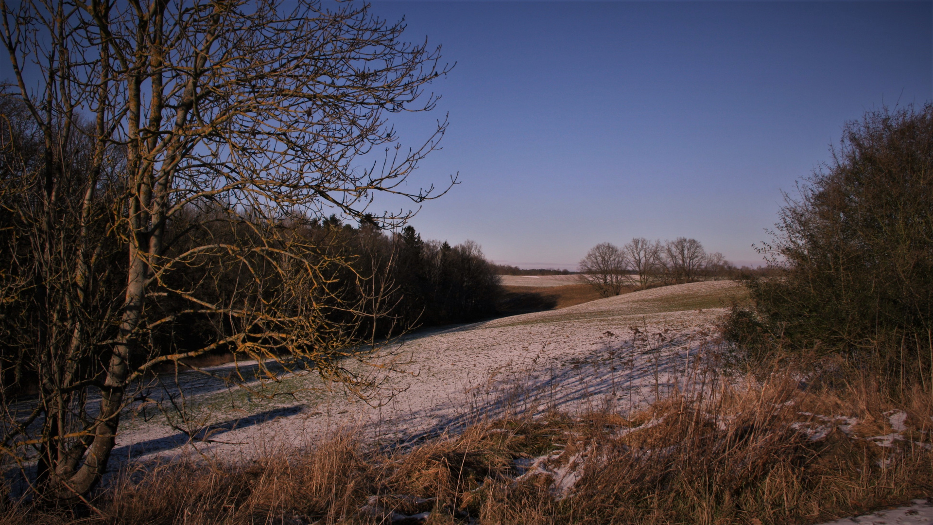 mit Sonne und etwas Schnee