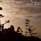 mit Sonnenuntergang versinkt die Berglandschaft in der Dunkelheit 