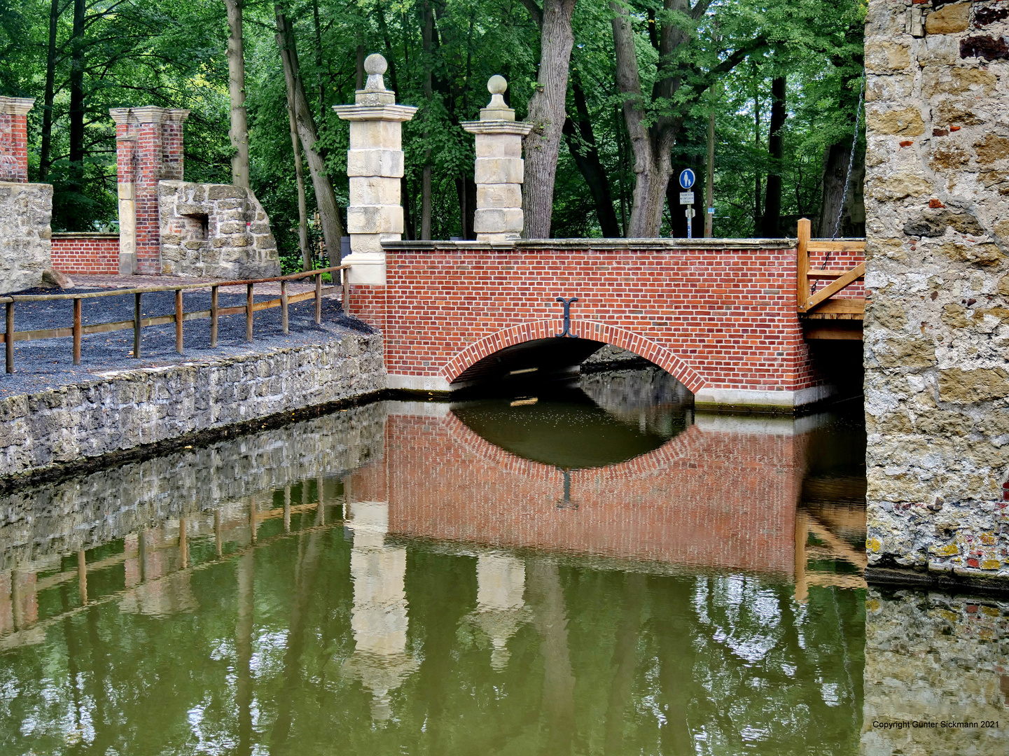 Mit Spiegelung und Durchblick.