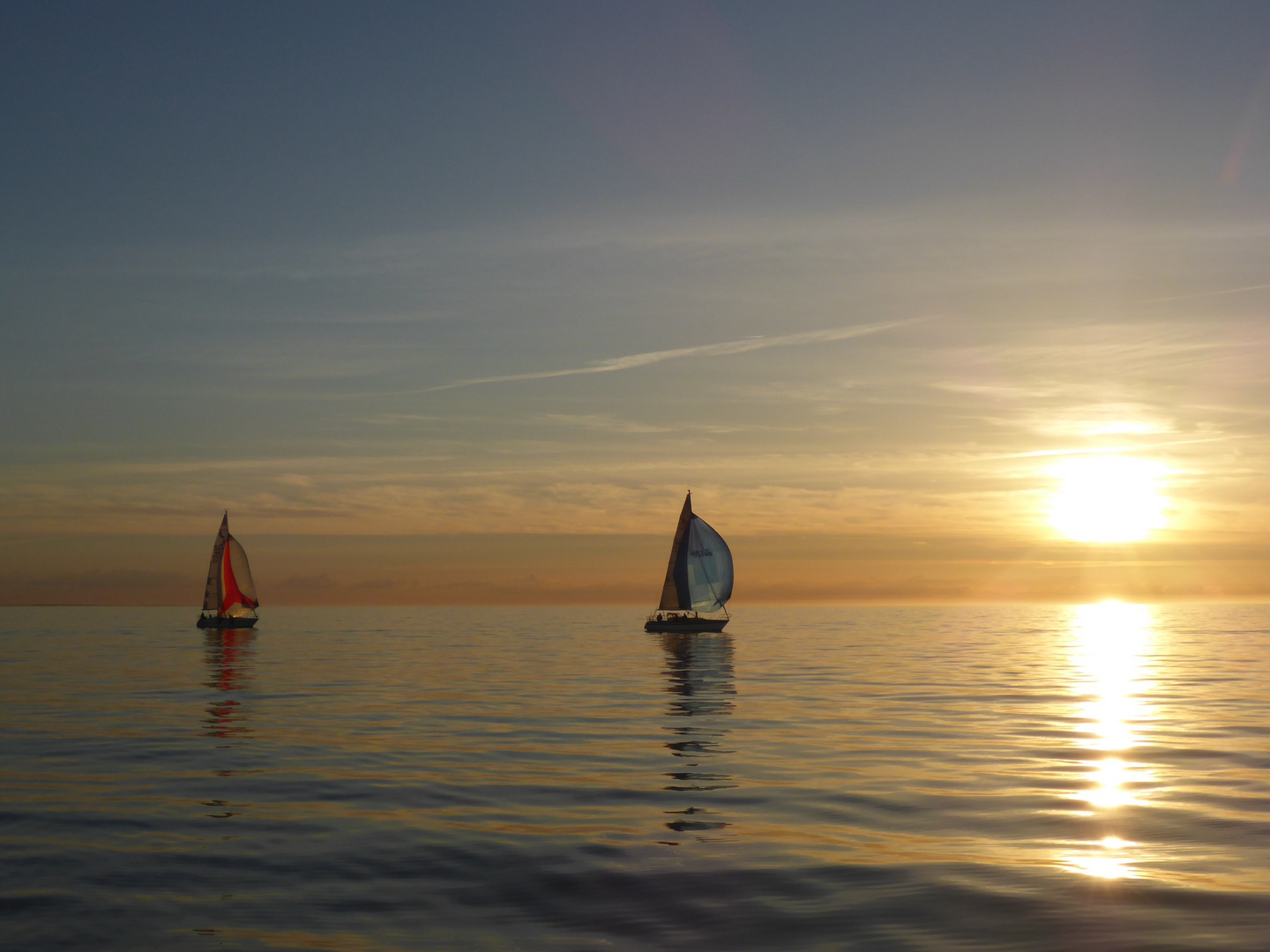 Mit Spinnaker in den Sonnenuntergang