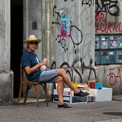 Mit Strohhut am Flohmarkt ...