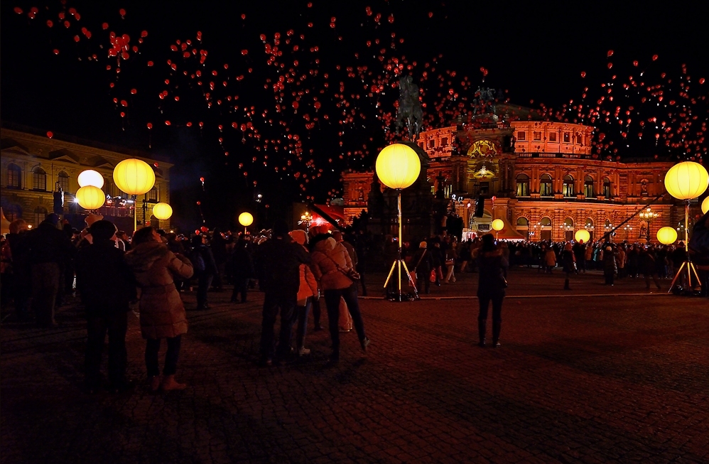 Mit vielen roten Luftballons