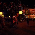 Mit vielen roten Luftballons