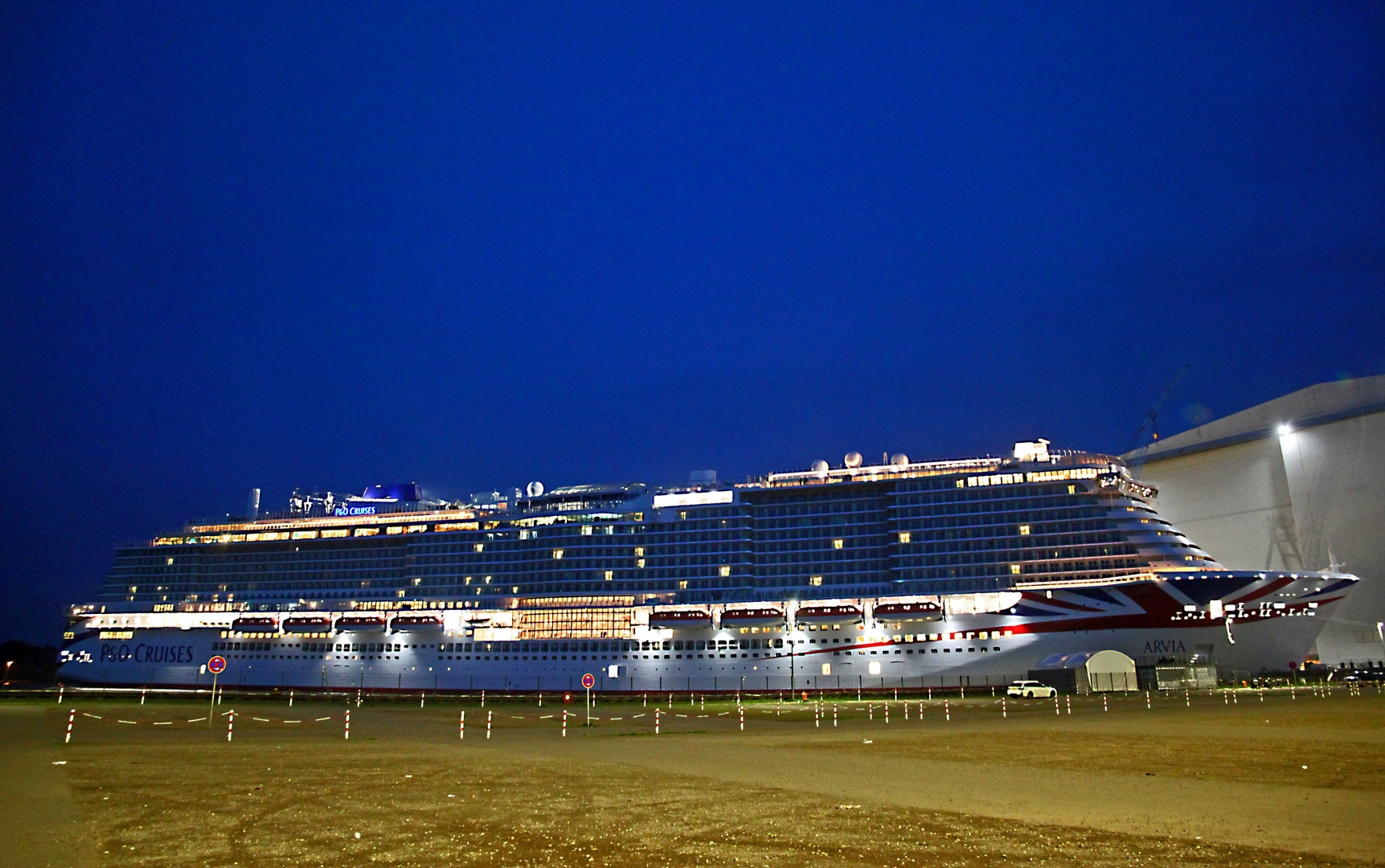 Mit voll Licht und eine Pracht liegt die ARVIA in Papenburg bei Maier Werft in Haven