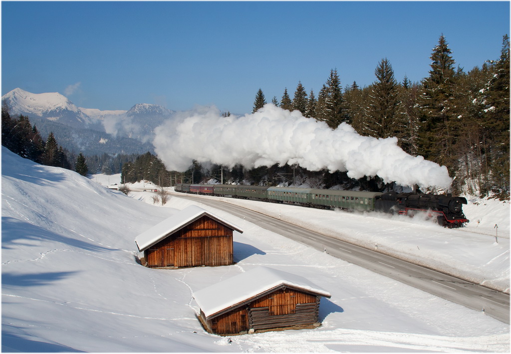 Mit Volldampf durch den Tiefschnee den Berg rauf...