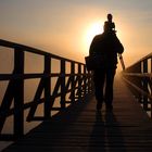 mit voller Ausrüstung dem Sonnenaufgang entgegen