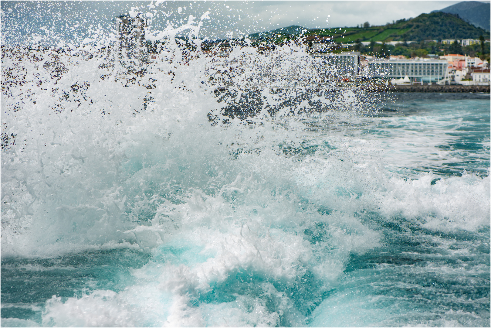 "Mit Vollgas auf's Meer" - Im Hintergrund Ponta Delgada, Sao Miguel, Azoren