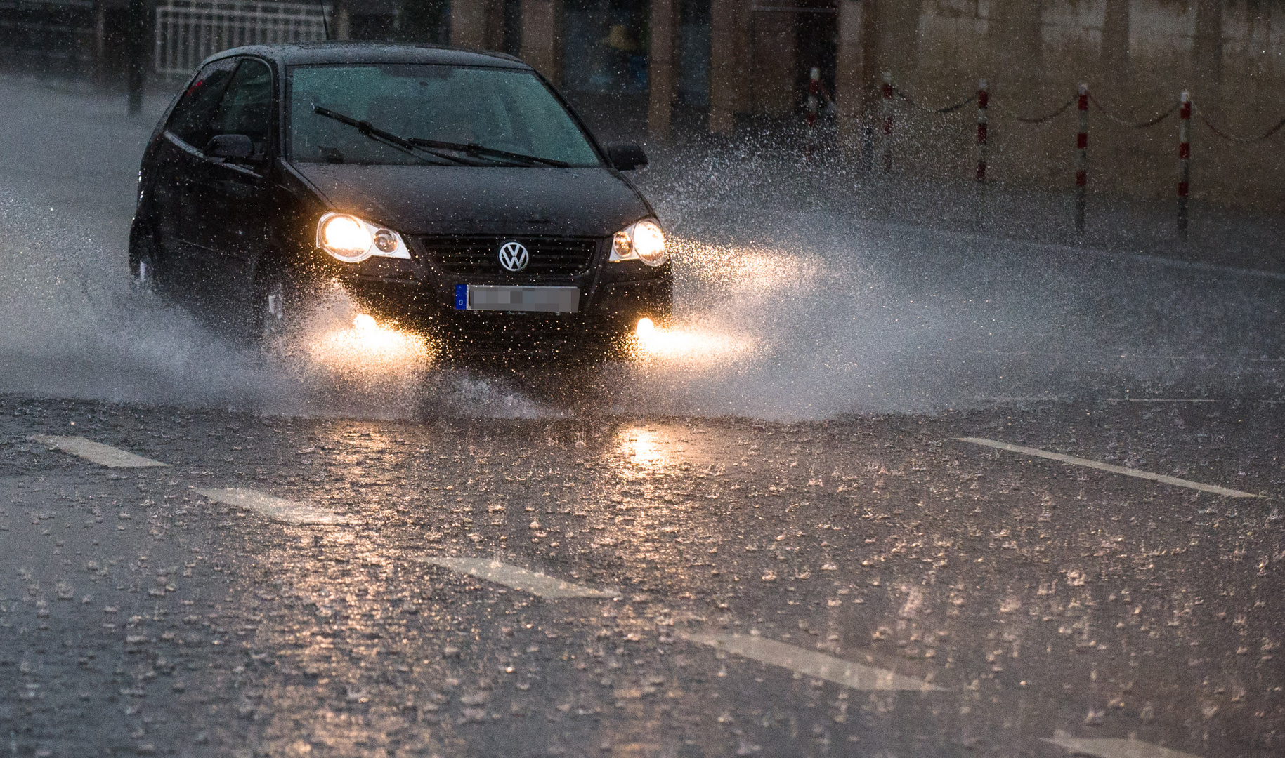 Mit Vollgas durch den Regen..