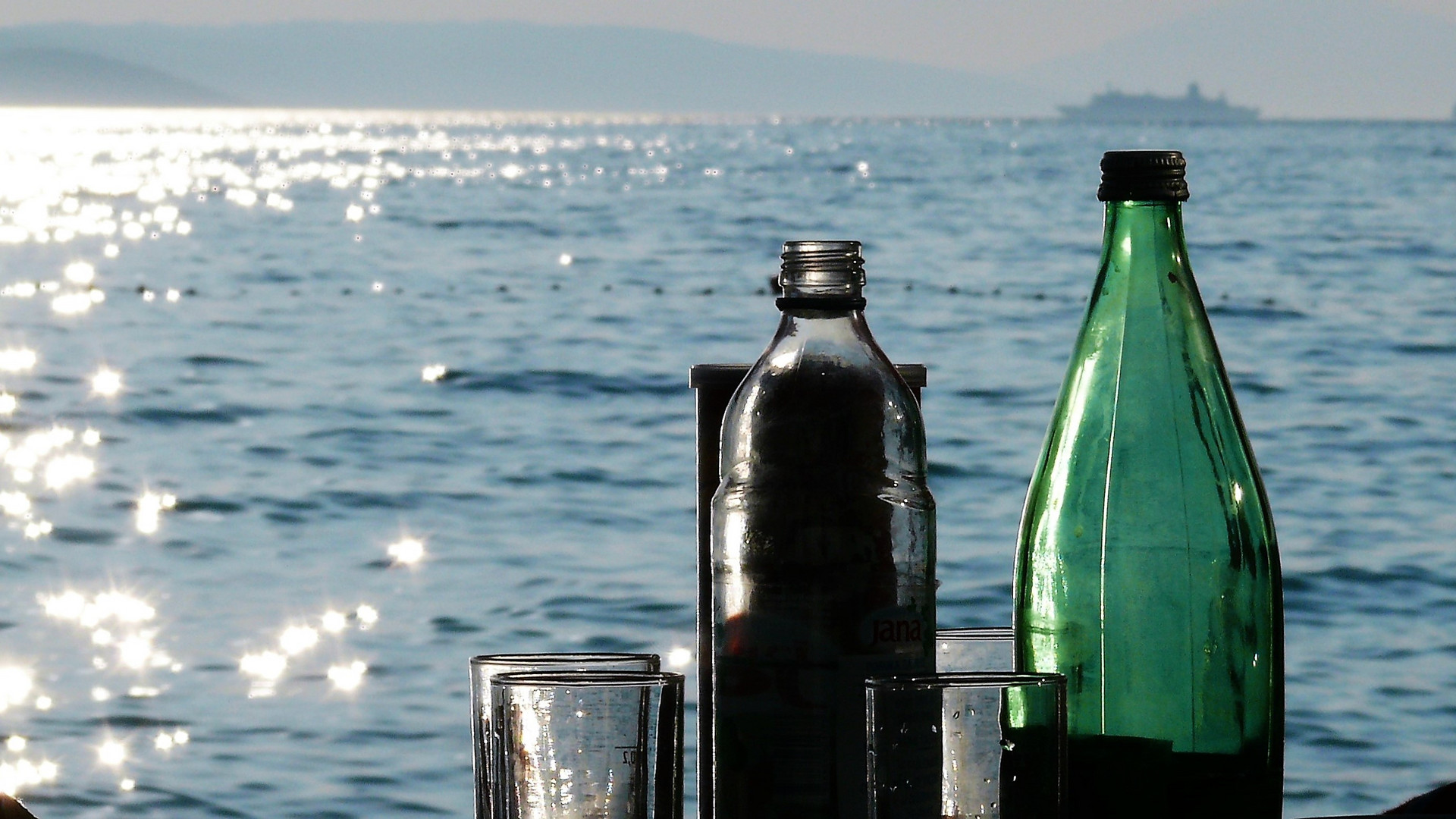 Mit Wasser am Strand