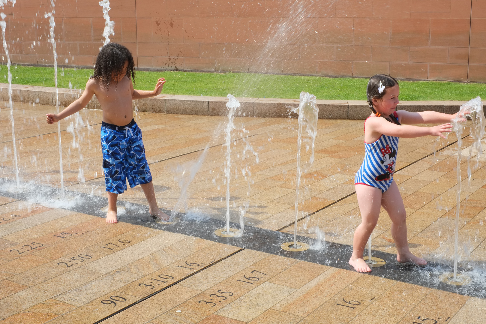 Mit Wasser spielende Kinder