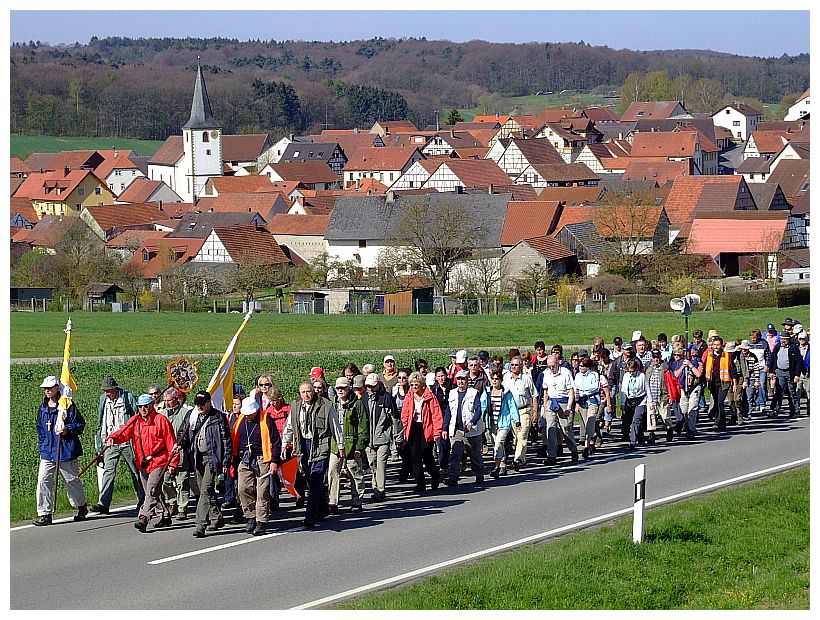 Mit wehenden Fahnen und Standarten ziehen ...